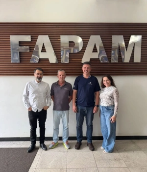 ✈️📚 FAPAM de olho no futuro!  Hoje, a direção da FAPAM esteve reunida com Rogério Parra, Engenheiro Aeronáutico e Piloto, e Daniel Lobato, Engenheiro Aeronáutico, para discutir novas perspectivas para o ensino e a aprendizagem no setor aeronáutico.  💙 Um encontro que reforça nosso compromisso com a inovação e com uma formação conectada às novas oportunidades do mercado.  #Fapam #SetorAeronautico #ParáDeMinas