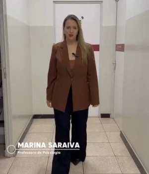 🧠💙 Compreender pessoas, promover saúde mental e transformar realidades: essa é a essência da Psicologia.  A professora Marina Saraiva apresenta o curso de Psicologia da FAPAM e fala sobre as oportunidades, experiências e aprendizados que fazem parte da formação dos nossos alunos.  🎓 Vestibular FAPAM 2026/2 com inscrições gratuitas. Link na bio.