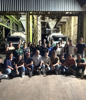 🐔🌱 Ontem, os alunos do curso de Gestão do Agronegócio da FAPAM realizaram uma visita técnica à Fábrica de Rações da Frango Ferreira.  A atividade foi acompanhada pelos professores Henrique Miranda e Geraldo Sérgio, proporcionando aos estudantes uma experiência enriquecedora e muito aprendizado sobre os processos de produção e a importância da biosseguridade.  Durante a visita, todos os cuidados e protocolos de biosseguridade foram devidamente observados.  A FAPAM agradece à Frango Ferreira pela recepção, disponibilidade e pela oportunidade de proporcionar esse momento de conhecimento e integração com o setor do agronegócio. 💚  #FAPAM #GestãoDoAgronegócio #Agronegócio #VisitaTécnica #AprendizadoNaPratica