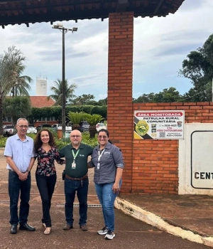 🌱🐔 Conhecimento, tecnologia e inovação para fortalecer o agronegócio.  Entre os dias 30 de setembro e 2 de outubro, representantes do Senar Minas e da FAPAM realizaram uma visita técnica ao Centro de Treinamento Agropecuário (CTA) do Senar Paraná, em Assis Chateaubriand (PR).  A FAPAM esteve representada pelo professor e coordenador de projetos Geraldo Sérgio dos Santos, que integrou a comitiva ao lado de Wander Magalhães Moreira Júnior, gerente da Formação Profissional Rural e Promoção Social do Senar Minas, e Marília Saraiva Pereira, analista técnica da Formação Profissional Rural. A equipe foi recebida por Viviane Schultz, administradora da unidade.  Durante a visita, o grupo conheceu a estrutura, o modelo de gestão e as diferentes modalidades de capacitação oferecidas pelo CTA, com atenção especial ao Centro Tecnológico Avícola.  🎯 O principal objetivo foi conhecer de perto seu funcionamento e avaliar a viabilidade de implantação de uma estrutura semelhante em Minas Gerais, voltada à capacitação profissional, demonstração de tecnologias e atendimento às demandas da cadeia avícola mineira.  💙 Para a FAPAM, participar de iniciativas como essa reforça nosso compromisso com a aproximação entre ensino, setor produtivo, inovação e desenvolvimento do agronegócio.  #FAPAM #Agronegócio #SenarMinas #Avicultura #InovaçãoNoAgro