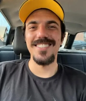 🚗💛 Tem novidade chegando por aí! E quem já está sabendo de tudo veio contar pra vocês. 👀✨  Dá o play e confira! ▶️  #Novidade #VemAí #FiqueLigado #Acontece #Publique