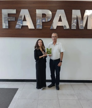 🌱📚 FAPAM e CREA-MG: conhecimento que contribui para o desenvolvimento das cidades e do campo.  Nesta tarde, recebemos a visita de Júlia, da EAPAM/CREA-MG, que entregou à FAPAM a cartilha “Orientações Práticas para Execução de Drenos Verticais”, com informações importantes para o correto manejo e drenagem das águas nas cidades.  Além disso, destacamos que os alunos do curso de Gestão do Agronegócio da FAPAM podem solicitar seu registro junto ao CREA-MG após a conclusão do curso, de acordo com as atribuições profissionais correspondentes.  💙 Mais conhecimento, mais oportunidades e uma formação cada vez mais conectada às necessidades do mercado.  #Fapam #CREA