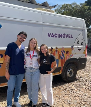 💉🩺 Os acadêmicos do curso de Enfermagem da FAPAM realizaram, ontem, uma campanha de vacinação na empresa Francap.  A ação proporcionou aos estudantes uma importante experiência prática, ao mesmo tempo em que contribuiu para a promoção da saúde e prevenção de doenças entre os colaboradores.  💙 Iniciativas como essa reforçam o compromisso da FAPAM com a formação de profissionais qualificados e com o cuidado à comunidade.  #Fapam #Enfermagem #Vacinacao